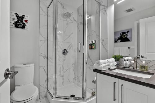 y baño con ducha, aseo y lavamanos. en The Parq by Samsara Resort Top View Downtown 4BR & 3BTH en Canmore