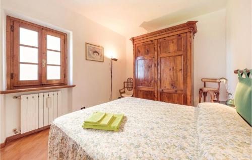 a bedroom with a bed and a window at Migliano in Fibbialla