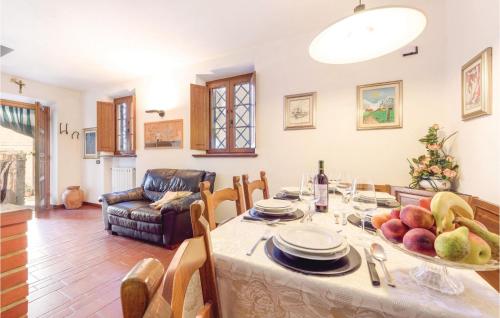 a dining room with a table with fruit on it at Migliano in Fibbialla