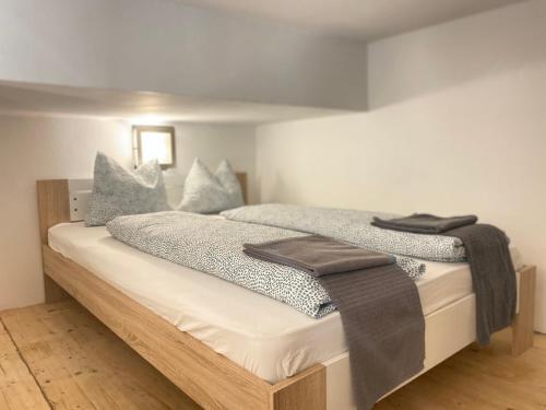 een slaapkamer met een bed met een deken erop bij Big Wilten Apartment with free parking- Central and Peaceful in Innsbruck