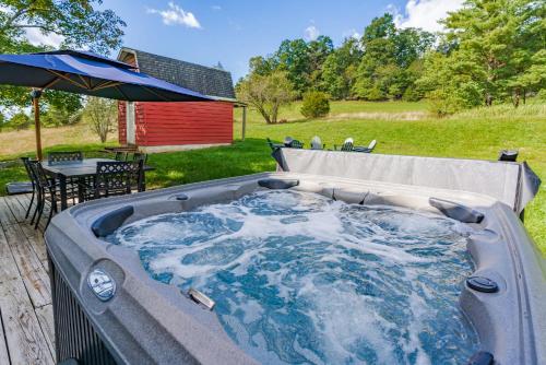 Gallery image of Large Modern Farmhouse w Hot Tub, Fire Pit & Games in Berkeley Springs