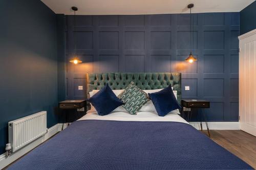 niebieska sypialnia z dużym łóżkiem i niebieskimi ścianami w obiekcie Luxury Spacious Pad with Games Room w Sheffield