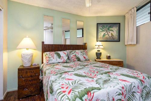 カイルア・コナにあるInviting Condo with a Stunning Ocean View! - Kona Reef C-22 by Casago Konaのベッドルーム1室(ベッド1台付)、2泊分のスタンド(ランプ付)