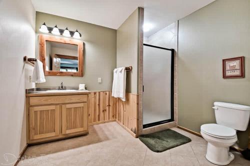 un baño con inodoro y lavabo en Secluded 2 story cabin Pool WiFi smart TVs, en Eureka Springs