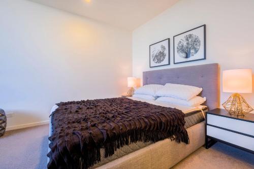 sypialnia z łóżkiem z brązowym kocem w obiekcie Stunning Modern and Central 1BdR Apt at South Bank w mieście Brisbane