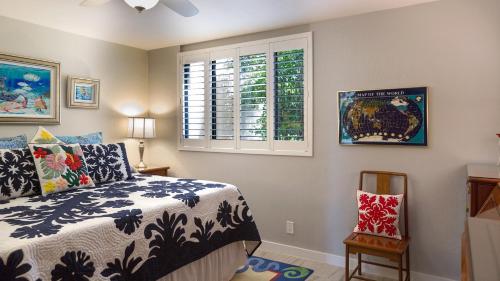 - une chambre avec un lit et une fenêtre dans l'établissement Villa To Mar Steps To Pool Custom Made Bedrooms, à Waikoloa