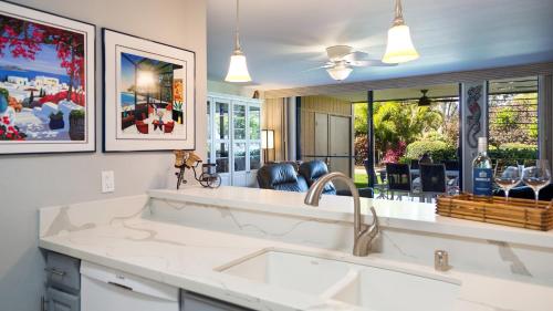 une cuisine avec un évier et une grande fenêtre dans l'établissement Villa To Mar Steps To Pool Custom Made Bedrooms, à Waikoloa