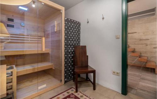 um quarto com uma sauna com uma mesa de madeira e uma cadeira em 2 Bedroom Gorgeous Home In Frkasic em Gornji Frkašić