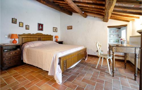 een slaapkamer met een bed, een bureau en een tafel bij 4 Bedroom Lovely Home In Cetona in Cetona