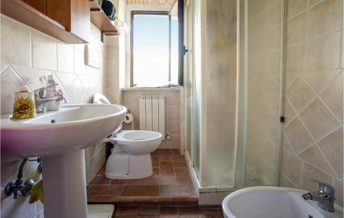 y baño con lavabo, aseo y ducha. en 4 Bedroom Lovely Home In Cetona, en Cetona