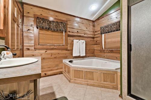 baño de madera con bañera y lavamanos en Secluded Cabin Pool WiFi smart TVs Beaver lake, en Eureka Springs