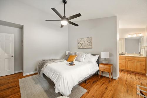 - une chambre avec un lit blanc et un ventilateur de plafond dans l'établissement Bend Retreat, à Bend