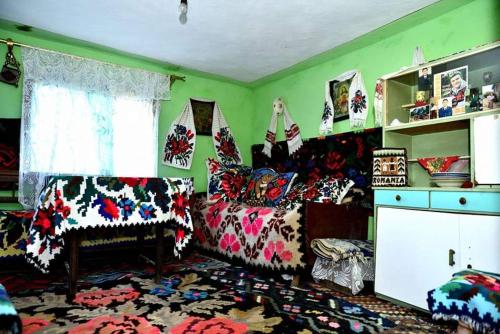 a living room filled with lots of pillows and a couch at PENSIUNEA VESELIA in Botiza