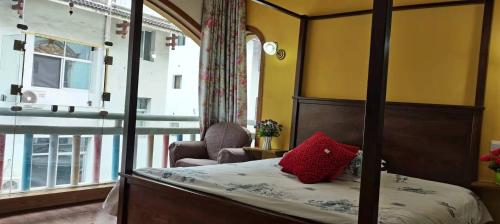 Un dormitorio con una cama con una almohada roja. en Zhangjiajie April Hostel, en Zhangjiajie
