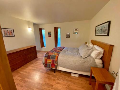 um quarto com uma cama e piso em madeira em Quiet, Elegant & Cozy - 4 Miles from Downtown em Talkeetna