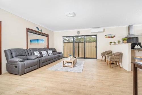 Gallery image of OFFLINE - Spacious 4BR House Right Near The Beach - Fast WIFI and Massive 85' TV in Geraldton