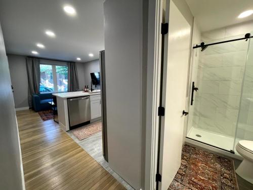 baño con ducha y aseo y escritorio. en 2BR in Heart of Queen Village - walk to everything!, en Filadelfia