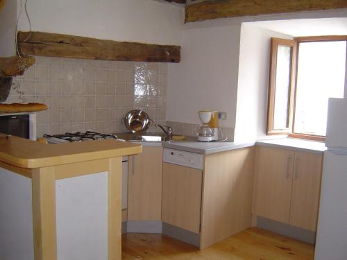 Il comprend une cuisine équipée d'une cuisinière et d'un évier. dans l'établissement La Maison de Juliette, à Les Salelles