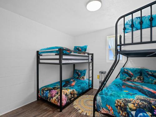 une chambre avec deux lits superposés dans une pièce dans l'établissement Little Cove Resort, à Taft