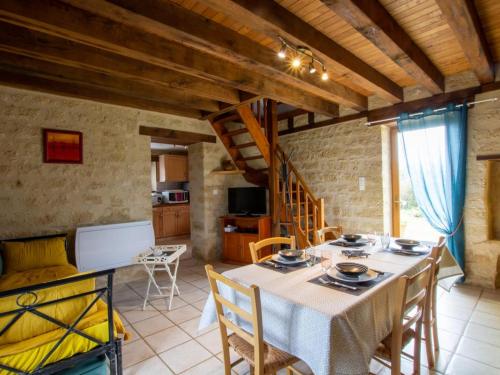 une cuisine et une salle à manger avec une table et des chaises dans l'établissement Charmante maison périgourdine avec spa gonflable, proche Hautefort, idéale famille et détente - FR-1-616-167, à Granges-dʼAns