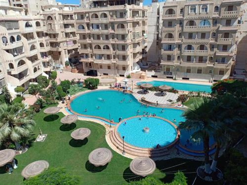 een luchtzicht op een zwembad in een resort bij Chalet At Wahet Al Nakhil resort in Alexandrië
