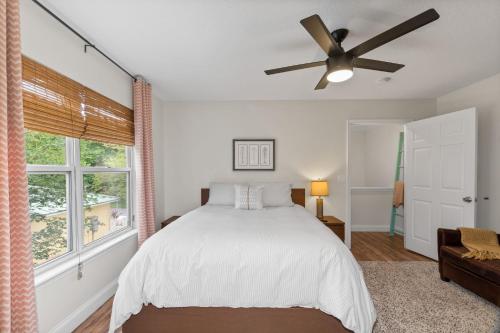 una camera con letto e ventilatore a soffitto di Castile Oasis - Minutes to Beaches & State Park a St. Augustine