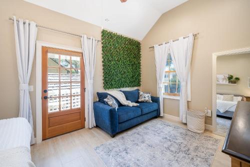 Khu vực ghế ngồi tại Quaint Studio in the Heart of Downtown St Augustine