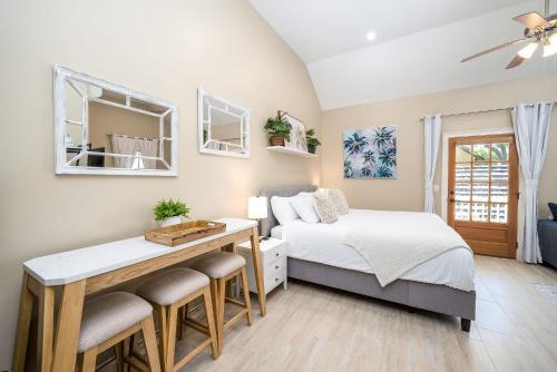 セント・オーガスティンにあるQuaint Studio in the Heart of Downtown St Augustineのベッドとテーブルと椅子のある寝室