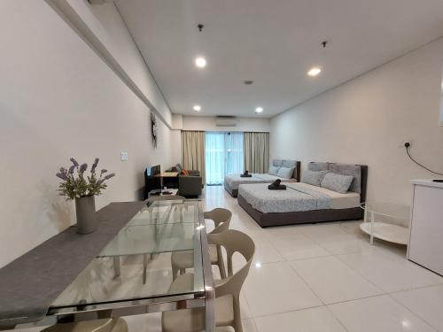 un salon avec un lit et un canapé dans l'établissement Inspired Homes @ Summer Suite, à Kuala Lumpur