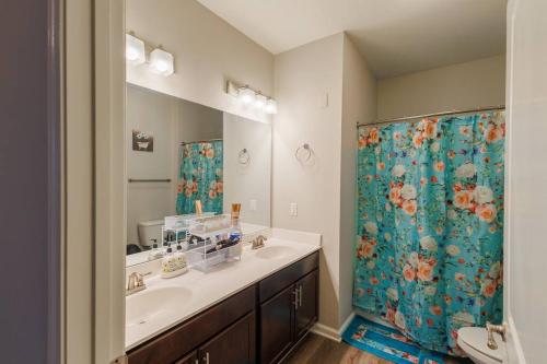 bagno con lavandino e tenda doccia di An Exquisite 3 BedroomTownhome in Zionsville a Zionsville