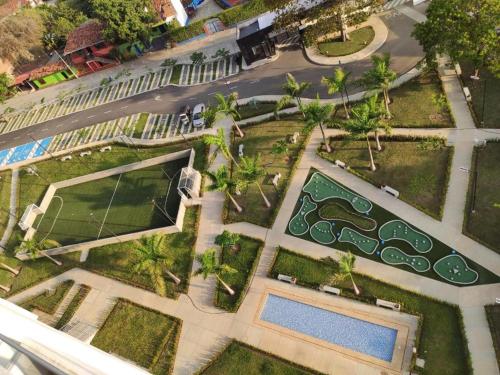 uma vista panorâmica de um parque com duas piscinas em Citadela disole 1007 em Santa Fe de Antioquia