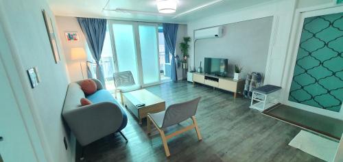 ein Wohnzimmer mit einem Sofa und einem Tisch in der Unterkunft Comfy & Cozy in Seoul
