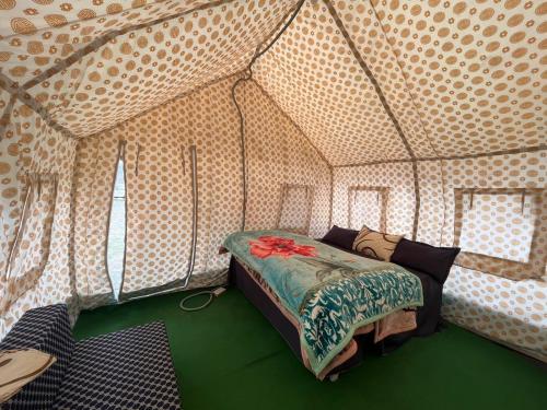 - une chambre avec un lit dans une tente dans l'établissement Bhrigu Camps, à Jispa