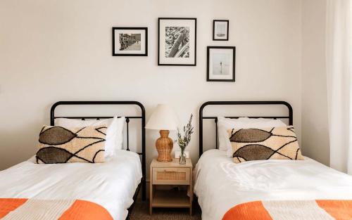 two beds sitting next to each other in a bedroom at The Bentley Inn in Bay Head