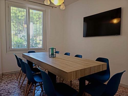 une salle de conférence avec une grande table et des chaises en bois dans l'établissement Charmante maison de village Collioure, à Collioure