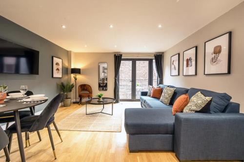 Host & Stay - Duke Street Abode في ليفربول: غرفة معيشة مع أريكة زرقاء وطاولة