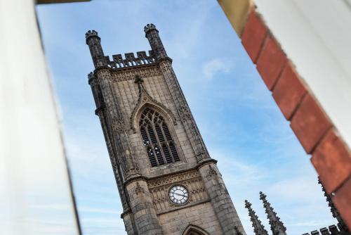 ein hoher Turm mit einer Uhr drauf in der Unterkunft Host & Stay - The Church View in Liverpool