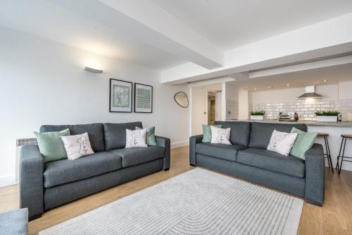 A seating area at Host & Stay - The Cavern Quarter Apartment