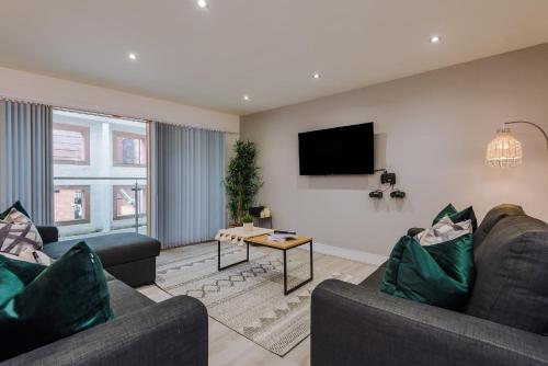 利物浦的住宿－Host & Stay - Knight St Place，客厅配有两张沙发和一台电视机