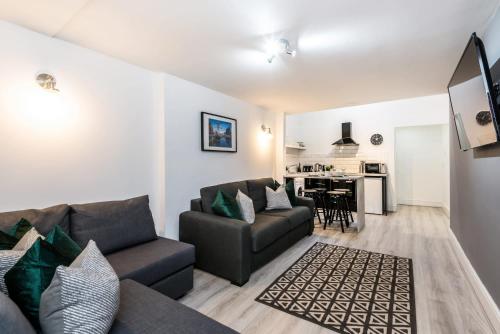 uma sala de estar com um sofá e uma mesa em Host & Stay - Duke Street Townhouse Apartments em Liverpool