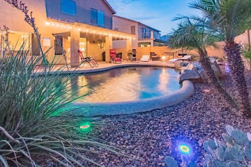 Desert Oasis Amazing Pool Waterfall Firepit Officeの敷地内または近くにあるプール