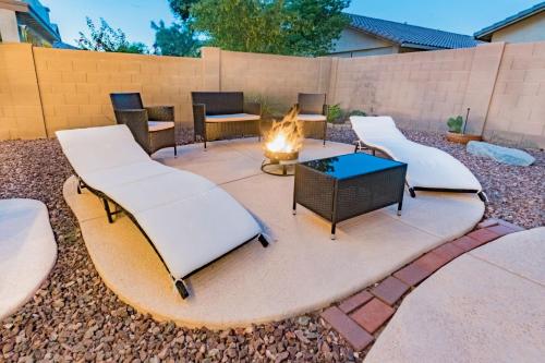 Desert Oasis Amazing Pool Waterfall Firepit Officeにあるシーティングエリア