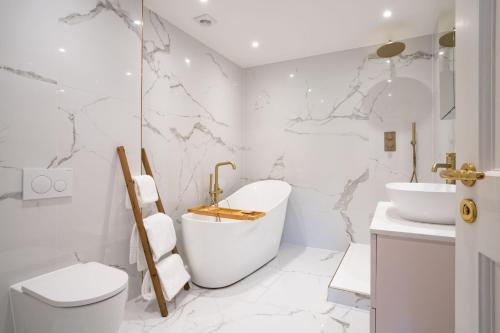 bagno bianco con servizi igienici e lavandino di Brand New - Contemporary - 2 Bedroom - 2 Bathroom - Spacious Apartment - Lake Views ad Ambleside