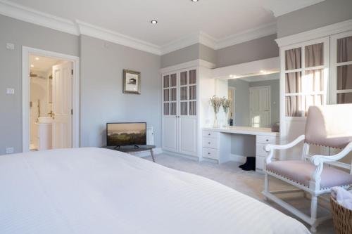 una camera con letto, scrivania e TV di Brand New - Contemporary - 2 Bedroom - 2 Bathroom - Spacious Apartment - Lake Views ad Ambleside