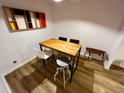 a dining room table and chairs in a room at Lotila Flats Villaviciosa in Villaviciosa