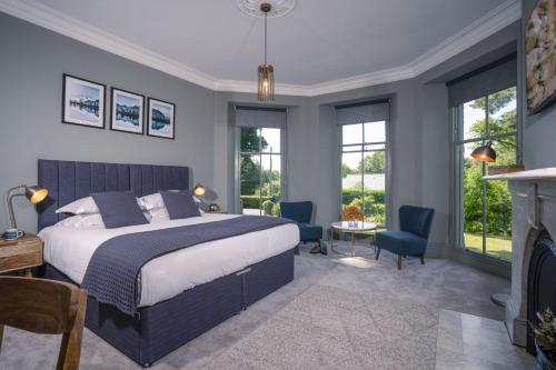um quarto com uma cama e uma lareira em Loughrigg at Lipwood - Stunning 2 Bedroom - 1 Bathroom - Gentleman's Residence - Central Windermere em Windermere