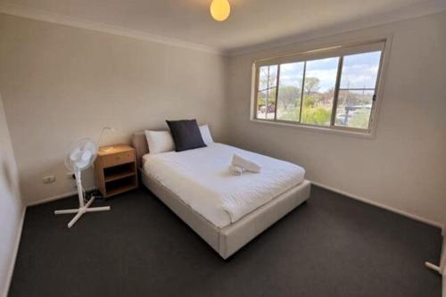 een slaapkamer met een wit bed en een raam bij Spacious 3 bedrooms Duplex Free parking in Liverpool