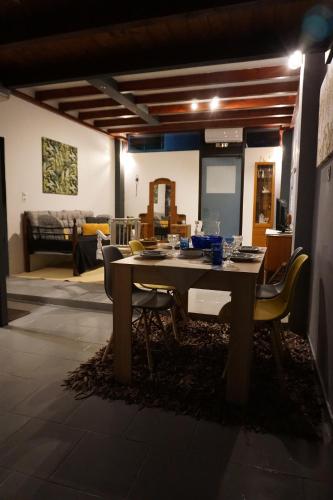 y sala de estar con mesa de comedor y sillas. en Studio Mira Creta, en Moírai