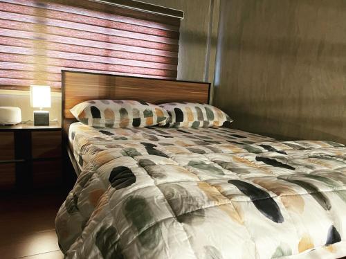 1 dormitorio con 1 cama grande y cabecero de madera en 1 bedroom Apartment (Industrial Loft) en Ángeles