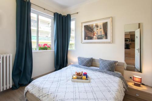 - une chambre avec un lit et un plateau de fruits dans l'établissement Boutique apartment LA LAVANDE free parking CENTER Nice, à Nice